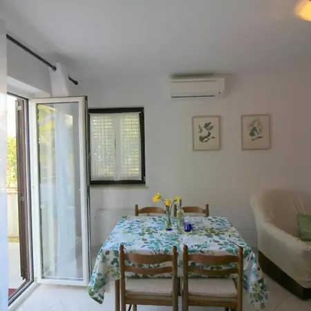 Apartment Livija Maj Mit Garten Und Terrasse