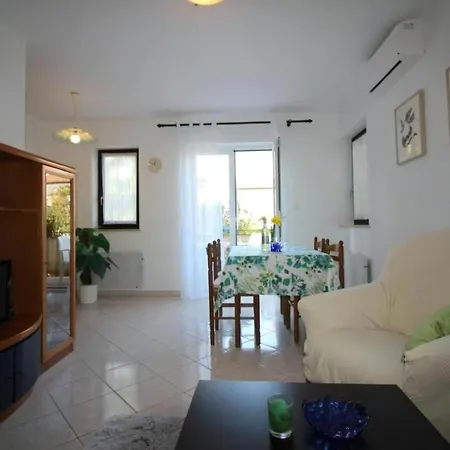 Apartment Livija Maj Mit Garten Und Terrasse Porec